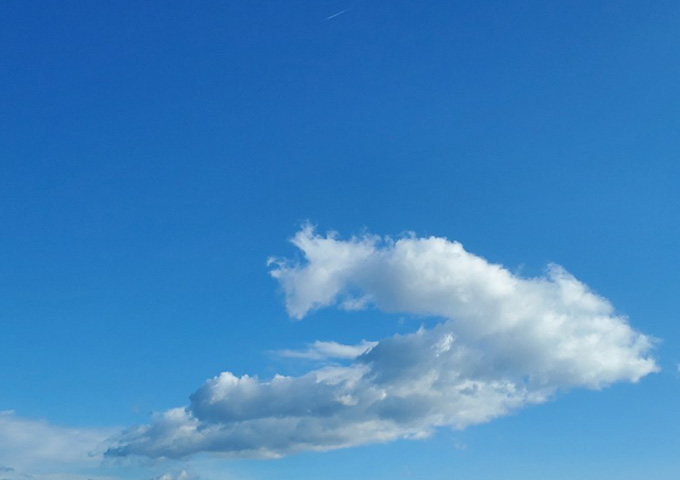 雲が飛ぶ音が聞こえますか